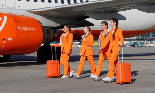 Companhia aérea troca o salto alto das comissárias de voo por tênis superconfortáveis