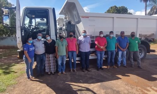 Prefeitura recebe três caminhões novos adquiridos com recursos próprios
