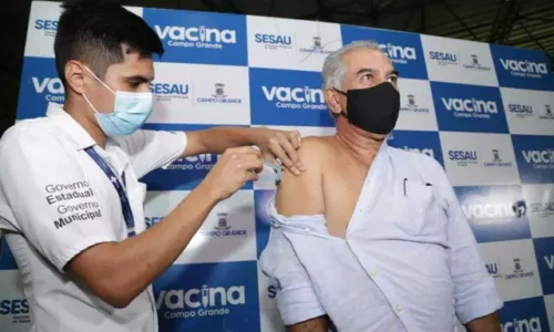 Reinaldo Azambuja toma dose de reforço e convoca população para se vacinar