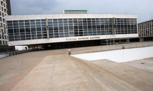 TSE impõe cerco eleitoral ao bolsonarismo com cassação e bloqueio financeiro a sites