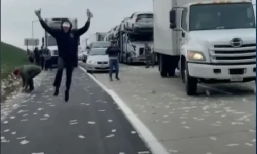 Rodovia fica coberta de dinheiro após porta de carro-forte abrir