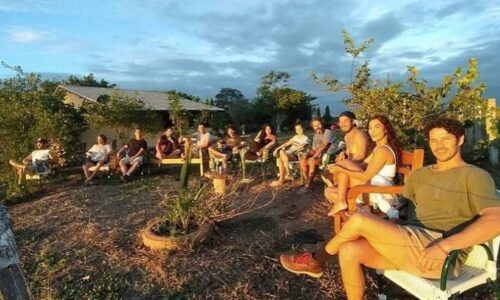 DE CAMAROTE, ELENCO DE PANTANAL SE REÚNE PARA ASSISTIR AO PÔR DO SOL DE MATO GROSSO DO SUL