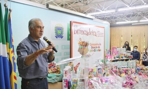 “Não dê roupa, dê brinquedo”, diz Reinaldo após arrecadar 21 mil presentes