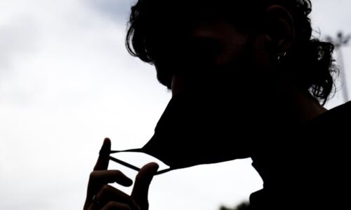 #Retrô21: Quando tudo parecia melhor, nova onda de Covid tira paz e vidas, mas não a esperança