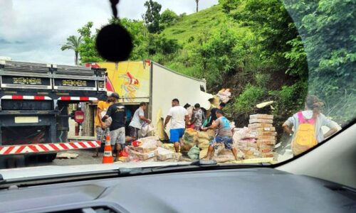 Caminhão com carga congelada tomba e é saqueado em município baiano