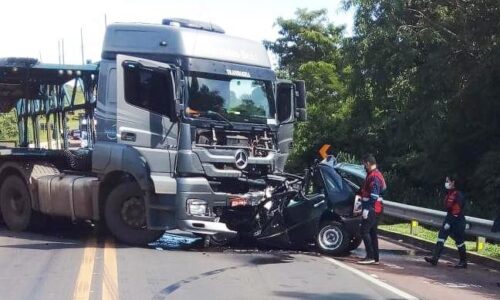 Colisão entre Gol e carreta mata casal, criança e cachorro da família na BR-163
