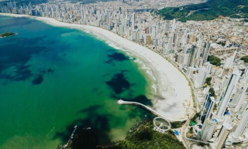 Veja como ficou a praia de Balneário Camboriú após megaobra de alargamento da faixa de areia