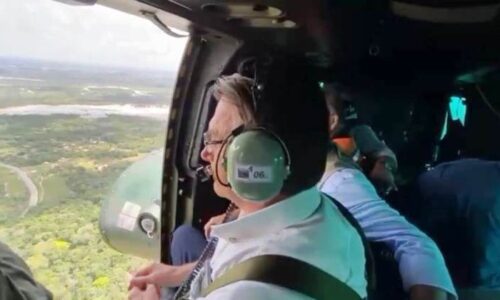 Bolsonaro sobrevoa áreas afetadas pela chuva na Bahia