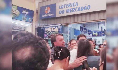 Bolsonaro chega de surpresa ao Mercadão de Campo Grande, come pastel com tubaína e faz jogo em Lotérica