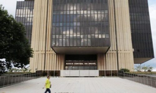 Correntistas resgatam R$ 900 mil esquecidos em bancos, informa BC