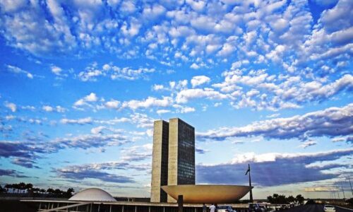 Presidente do Senado quer votar projeto sobre preço de combustíveis