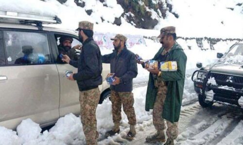 Nevasca deixa ao menos 21 mortos dentro de carros no Paquistão