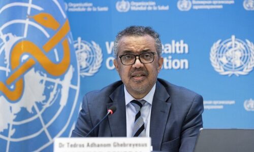 Ômicron pode ser menos grave, mas não é leve, diz chefe da OMS