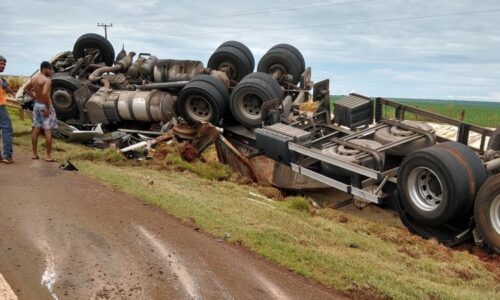 Carreta sai da pista e motorista morre em acidente na BR-163 em MS