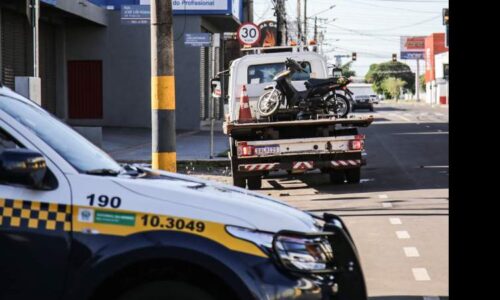 Rapaz de 25 anos morre após perder o controle de moto e bater em poste no Centro