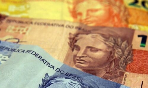 Novo salário mínimo, de R$ 1.212, entra em vigor neste sábado (1º)
