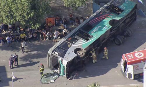 Ônibus do Move que tombou em BH poderia levar no máximo 41 pessoas, mas carregava 93