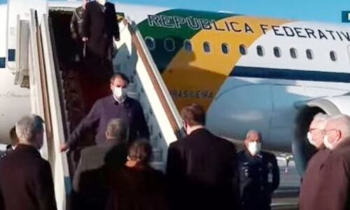 Após viagem de mais de 15 horas, Bolsonaro desembarca na Rússia
