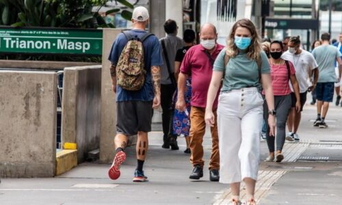 Carnaval pode fazer com que onda da Ômicron seja mais longa no Brasil do que em outros países