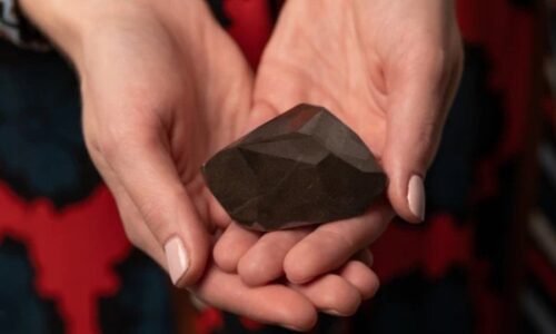 Diamante negro gigante e de origem extraterrestre é leiloado por R$ 22 milhões