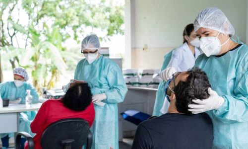 Brasil estuda rebaixar status da Covid de pandemia para endemia