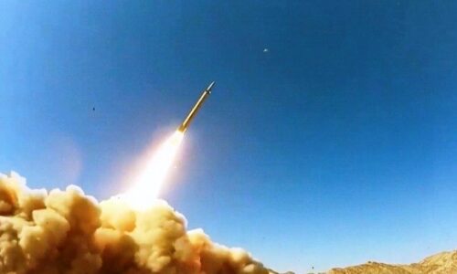 Irã apresenta novo míssil balístico com alcance de 1.450 quilômetros