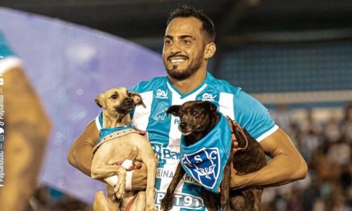 Atletas do Paysandu entram em campo segurando cachorrinhos