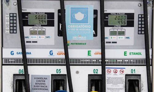 Com tensão mundial no Leste europeu, preço do petróleo avança e pressiona reajuste no país