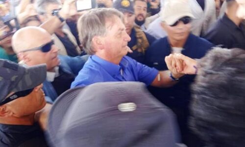 Após passar a noite em hospital, Bolsonaro é recebido por multidão em Ponta Porã