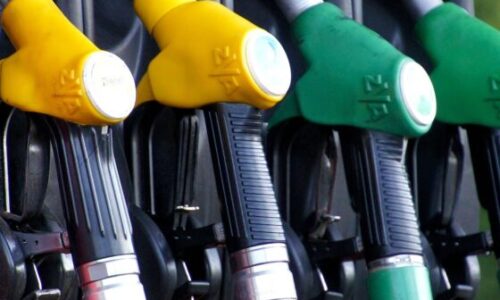 Veja como descobrir se é mais econômico abastecer com álcool ou gasolina