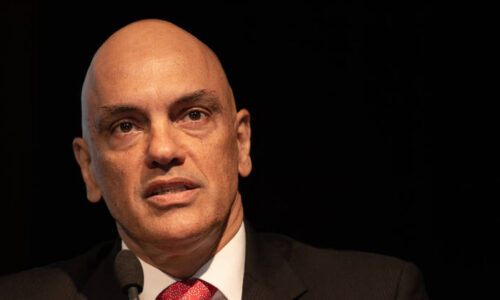 Bolsonaro entra com representação contra Moraes na PGR