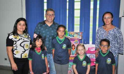 Prefeitura de Figueirão entrega uniformes escolares e brinquedos às crianças