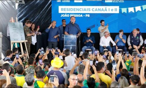 Aumento do Auxílio Brasil pode superar efeitos da pandemia, diz Bolsonaro