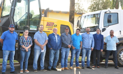 FIGUEIRÃO RECEBE CAMINHÃO CAÇAMBA E PÁ CARREGADEIRA