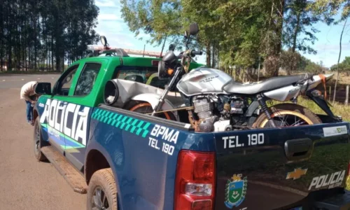 Foragida, mulher que incendiou casa do ex é presa com atual em moto roubada