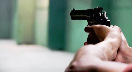 Suspeito dispara várias vezes e mata rapaz em bar de Guarulhos