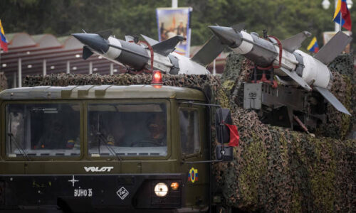 Mísseis, bazucas e reforço de caças russos e chineses: assim desfilam as Forças Armadas da Venezuela