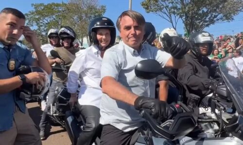 Bolsonaro leva Tereza Cristina na garupa em passeio de moto por Campo Grande
