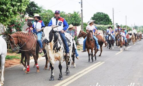 Grande cavalgada encerra as festividades do aniversário de Figueirão