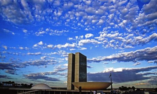 Câmara dos Deputados vota proposta do 14° salário do INSS