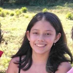 Menina mata amiga com tiro na nuca por ciúme de amizade com outra colega de escola