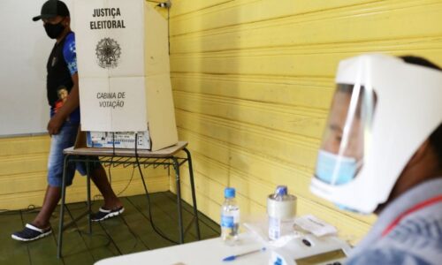 TSE volta a proibir celular, mesmo desligado, na cabine de votação
