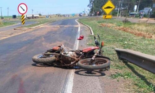 Sem capacete, motociclista cai na BR-163 após passar por rotatória e morre no hospital