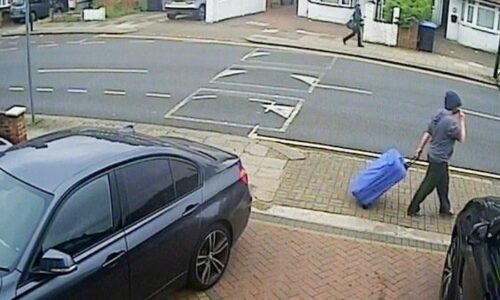 Britânica espanca aposentada até a morte, corta a cabeça dela e transporta corpo dentro de mala