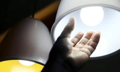 Conta de luz vai cair até 10% ano que vem ‘sem canetada’, diz ministro