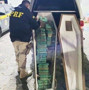 PRF apreende 50 kg de crack em caixão funerário na Fernão Dias (SP)