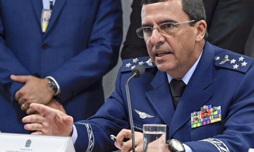 Comandante da FAB desiste de adiantar saída do cargo e encerra crise
