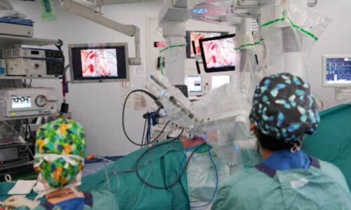 Homem de 65 anos é o primeiro a passar por transplante de pulmão feito integralmente por robô