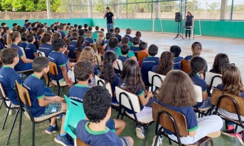 DELEGADO DA POLÍCIA CIVIL DE FIGUEIRÃO FAZ PALESTRA NA ESCOLA MUNICIPAL