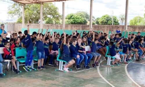 DELEGADO DA POLÍCIA CIVIL DE FIGUEIRÃO FAZ PALESTRA NA ESCOLA MUNICIPAL